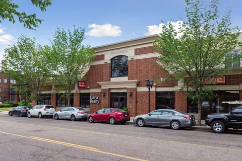 $550,000 | 700 Grand Avenue, Unit 204, St. Paul, MN 55105