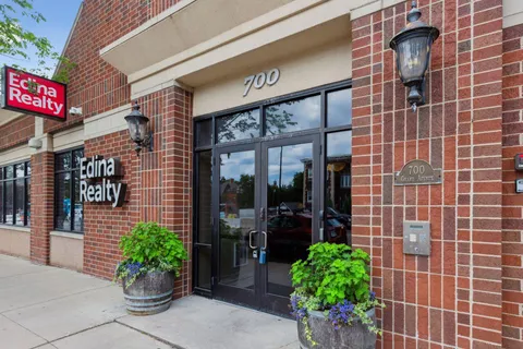 $550,000 | 700 Grand Avenue, Unit 204, St. Paul, MN 55105