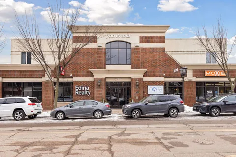 $550,000 | 700 Grand Avenue, Unit 204, St. Paul, MN 55105