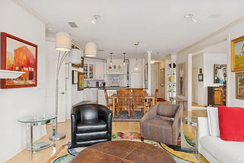 $550,000 | 700 Grand Avenue, Unit 204, St. Paul, MN 55105