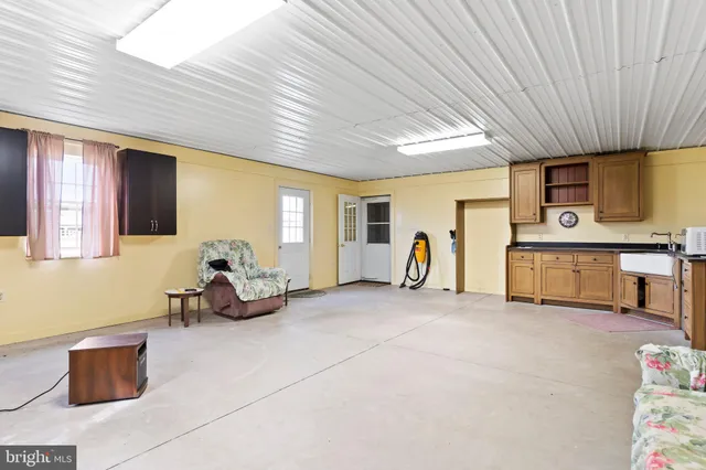 $1,100,000 | 729 Gloss Road, East Waterford, PA 17021