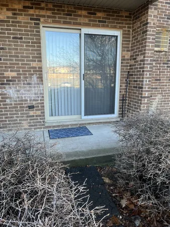 $1,900 | 2423 North Kennicott Drive, Unit 1C, Arlington Heights, IL 60004