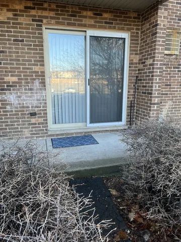 $2,000 | 2423 North Kennicott Drive, Unit 1C, Arlington Heights, IL 60004