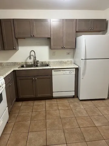 $2,000 | 2423 North Kennicott Drive, Unit 1C, Arlington Heights, IL 60004