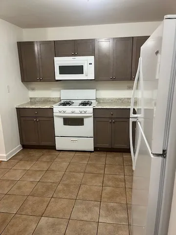 $2,000 | 2423 North Kennicott Drive, Unit 1C, Arlington Heights, IL 60004