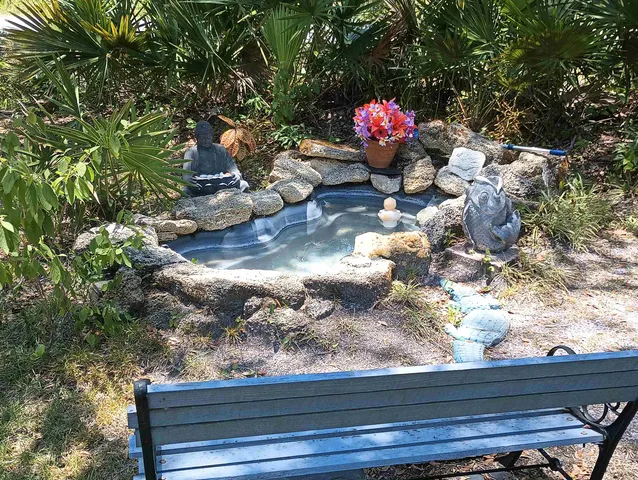 a bench is sitting in the middle of a yard