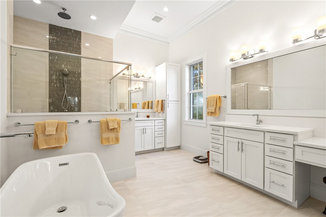 11 Caribe Way Vero Beach, FL 32963 - Photo 19 of 34 a bathroom with a tub sink and mirror