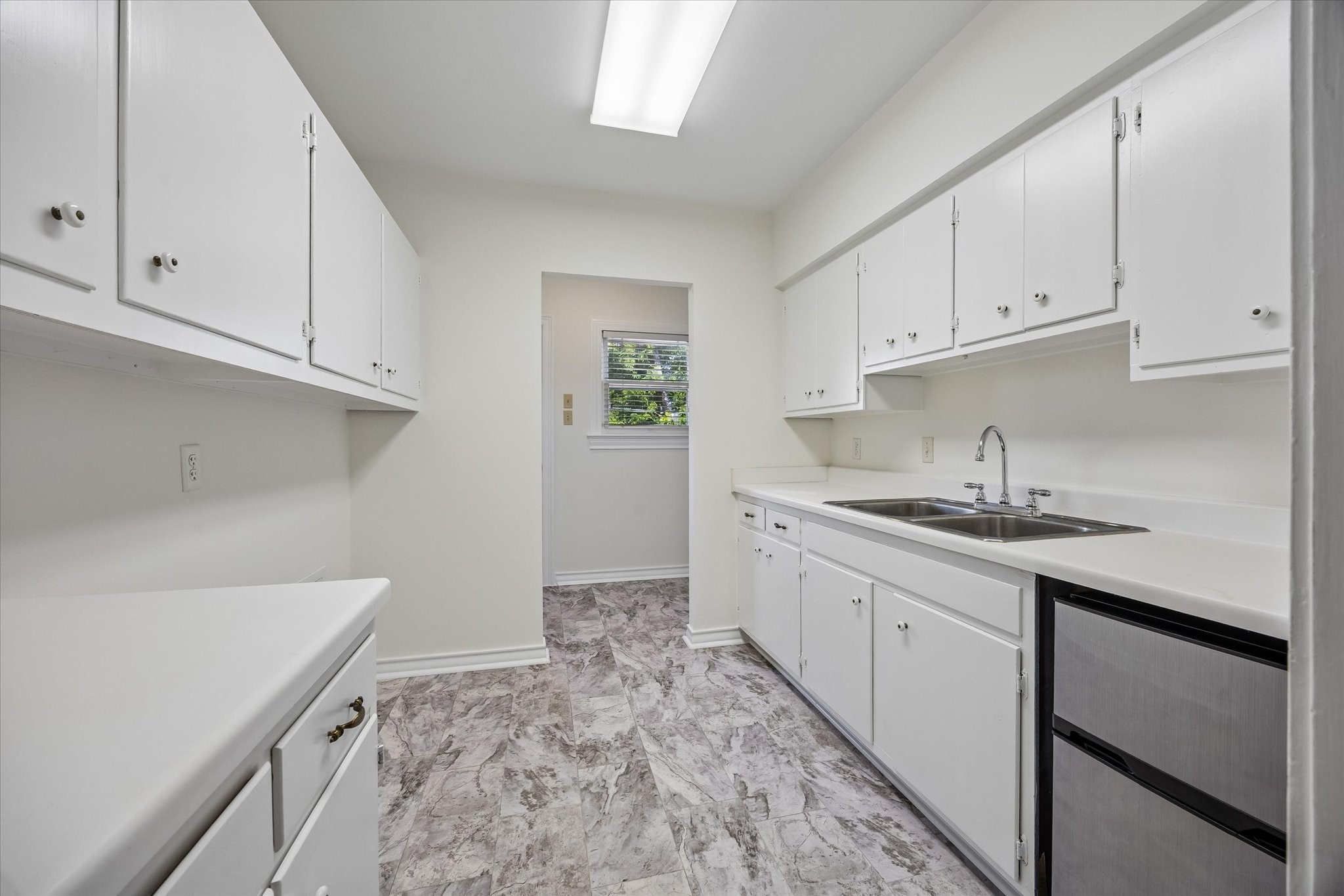 2340 Albans Road Houston, TX 77005 - Photo 21 of 29 Office space/kitchenette on second floor. This backs up to the primary bedroom/bath and could be taken in as part of renovations for a large new primary suite.