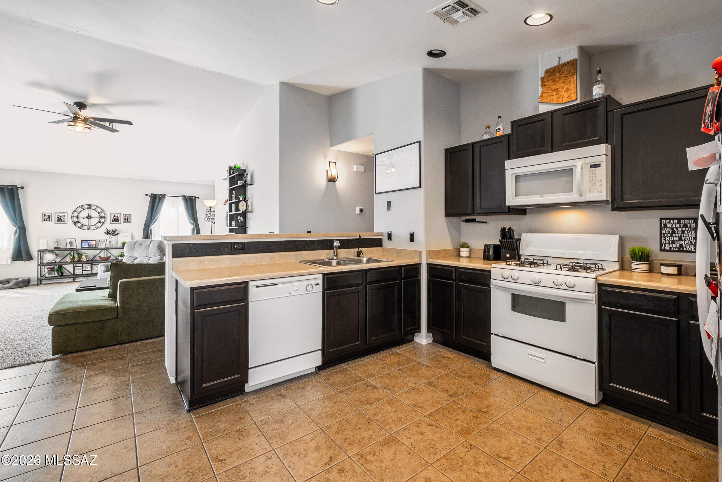 7677 South Meadow Spring Way Tucson, AZ 85747 - Photo 14 of 39 023