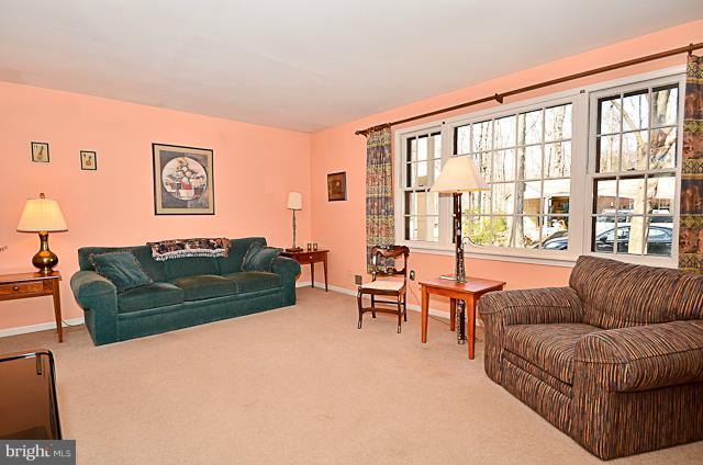 6947 Conservation Drive Springfield, VA 22153 - Photo 2 of 22 Living Room