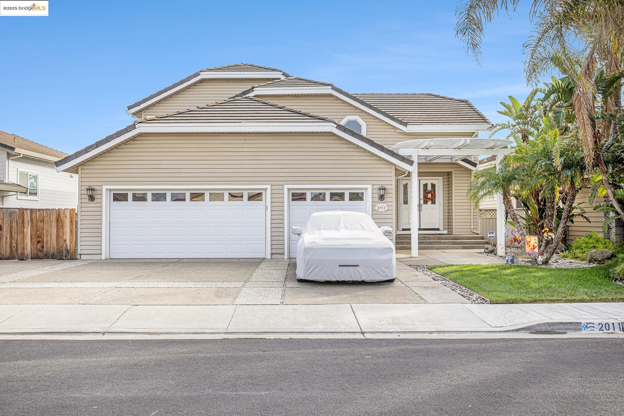 a car parked in front of white house