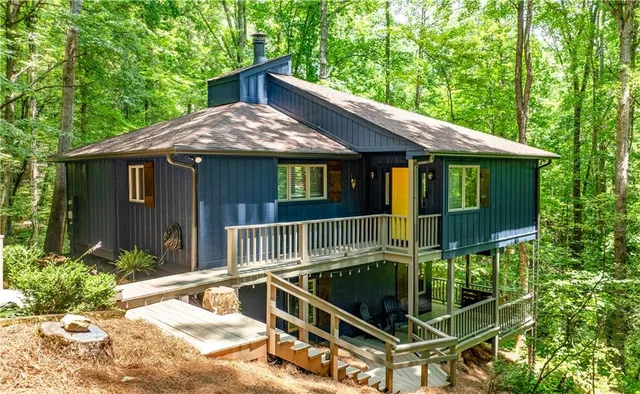 a view of a house with backyard and porch