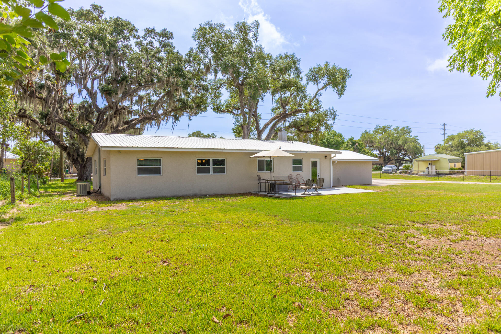 2675 Southwest 24th Avenue Okeechobee, FL 34974 - Photo 21 of 60 a front view of house with yard and trees