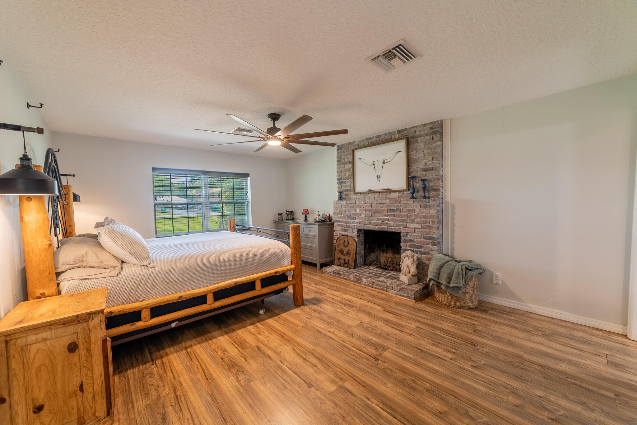 2675 Southwest 24th Avenue Okeechobee, FL 34974 - Photo 57 of 60 a bed sitting in a spacious bedroom next to a window