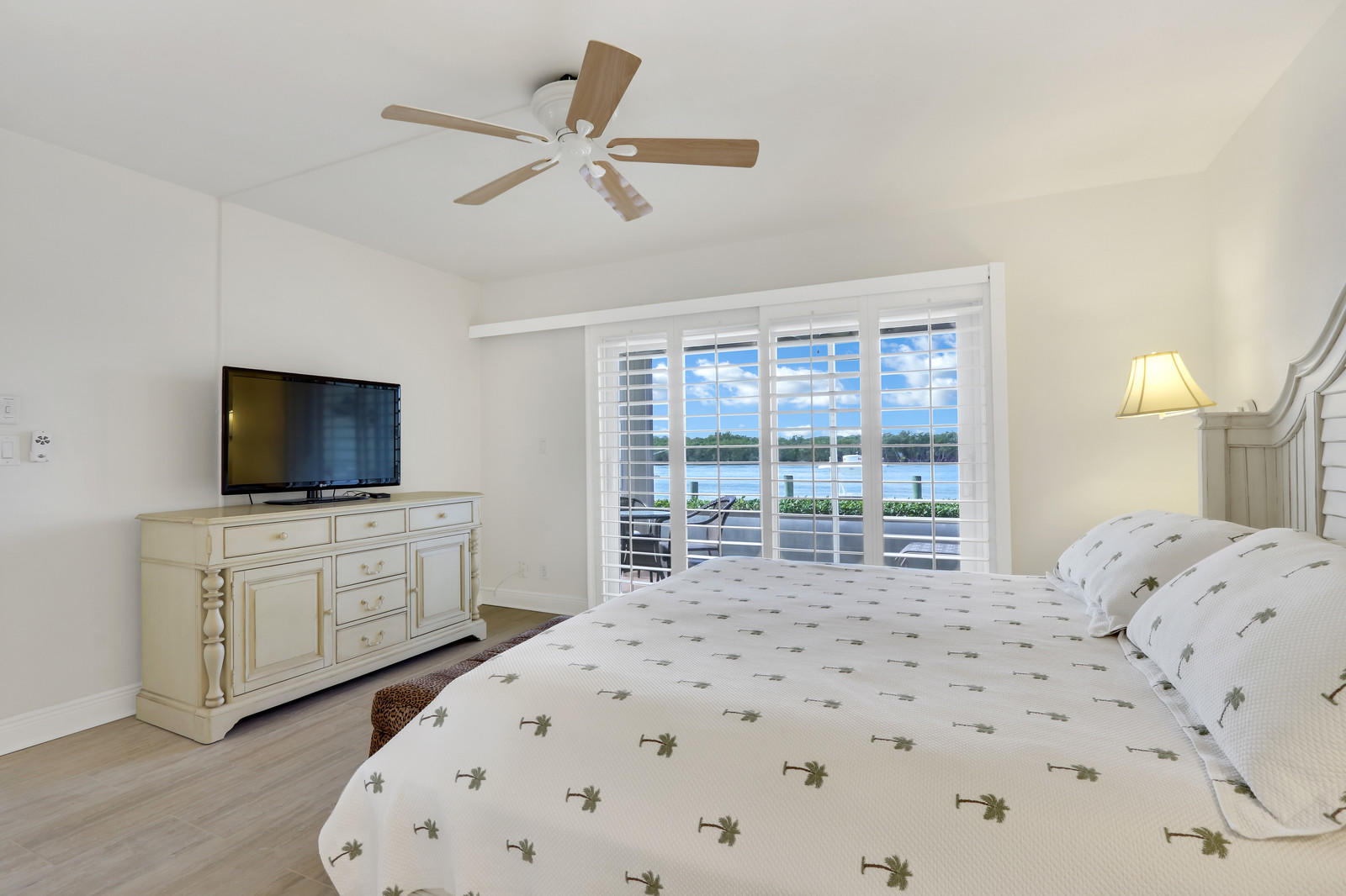 325 South Beach Road, Unit 110 Tequesta, FL 33469 - Photo 16 of 27 Master bedroom