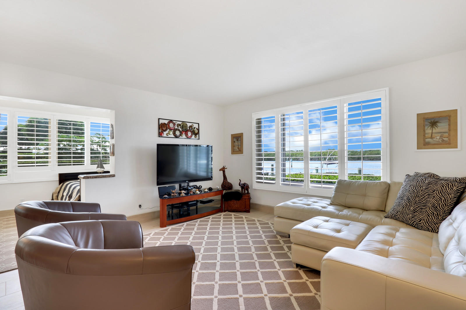 325 South Beach Road, Unit 110 Tequesta, FL 33469 - Photo 4 of 27 Living Room