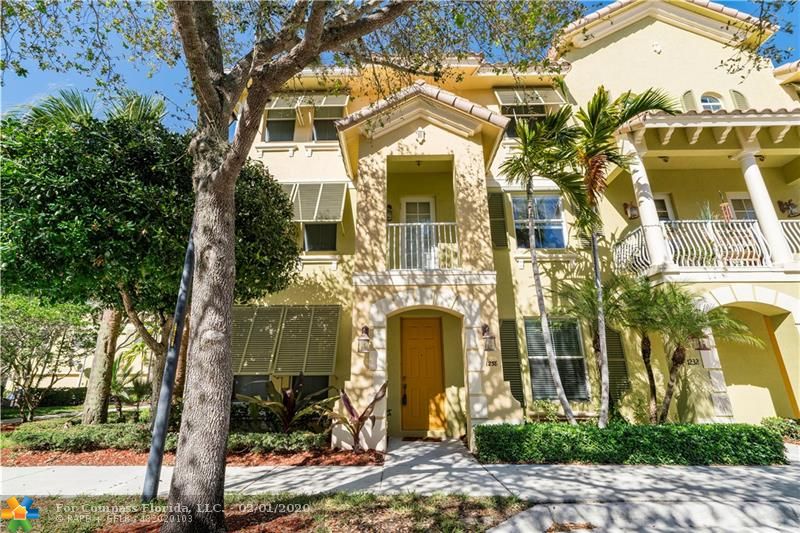 BEAUTIFUL 3-STORY END UNIT TOWNHOME (FRONT ENTRANCE FROM LA FLORENCE S)