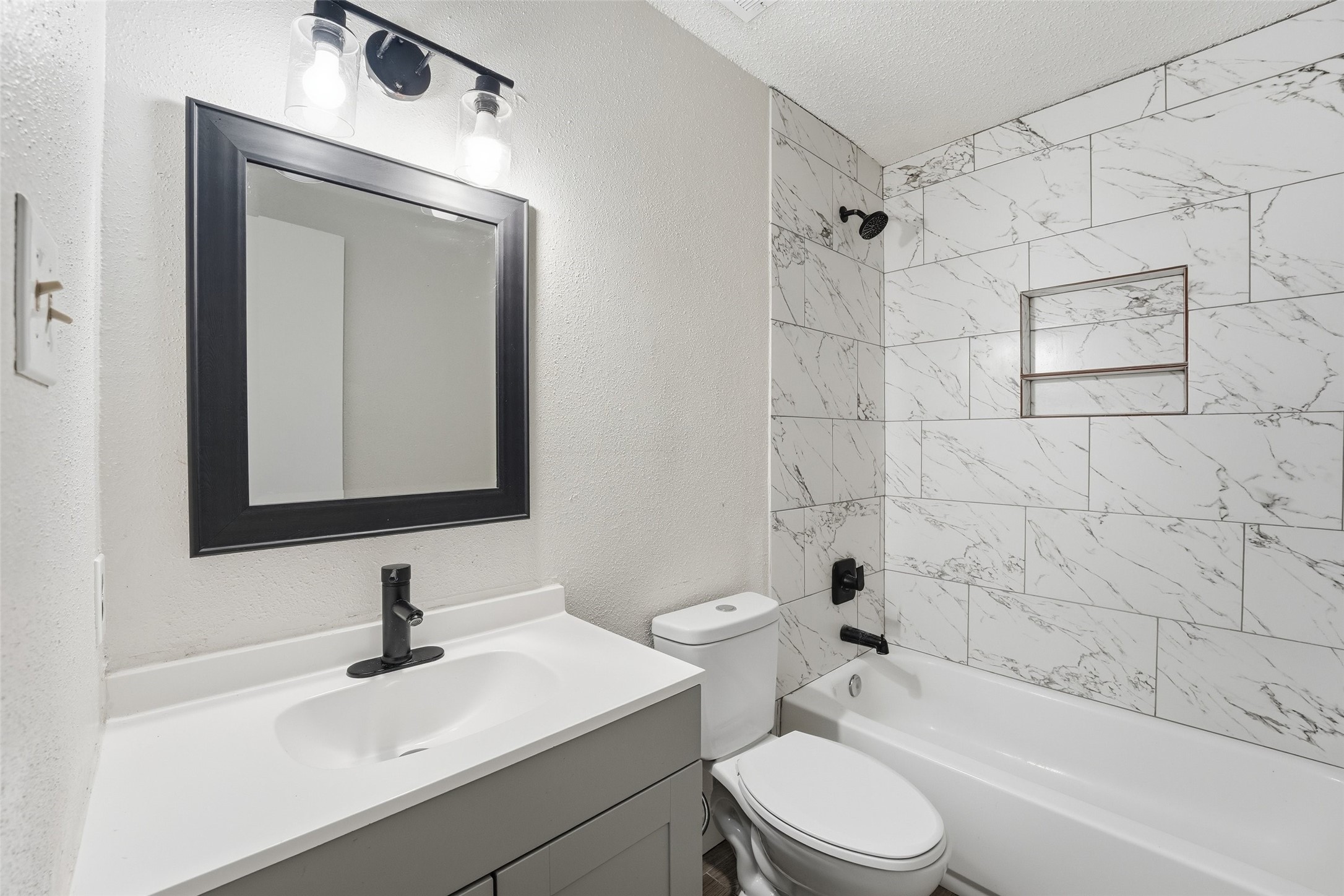 1054 Somercotes Lane Channelview, TX 77530 - Photo 25 of 28 Secondary bath