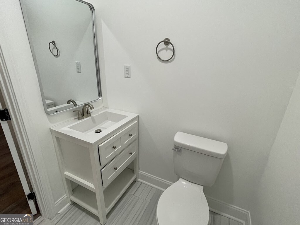 2311 St George Lane Albany, GA 31707 - Photo 11 of 39 a bathroom with a toilet sink and mirror