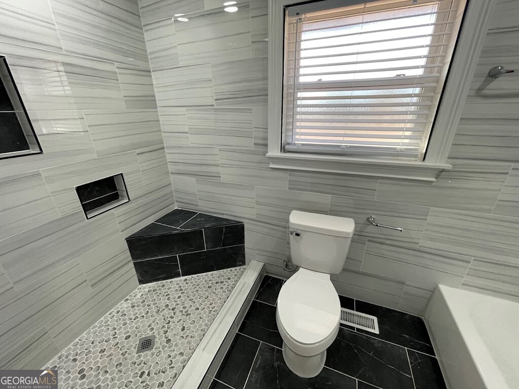 2311 St George Lane Albany, GA 31707 - Photo 28 of 39 a bathroom with a toilet and a sink