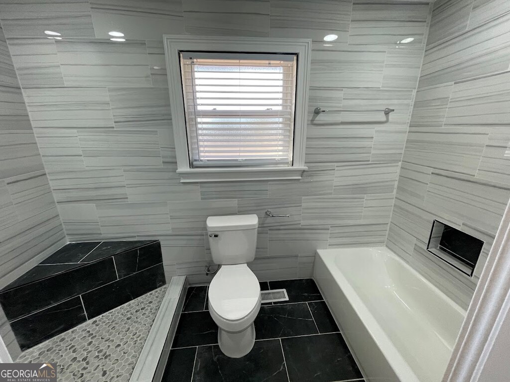 2311 St George Lane Albany, GA 31707 - Photo 30 of 39 a bathroom with a toilet and a shower