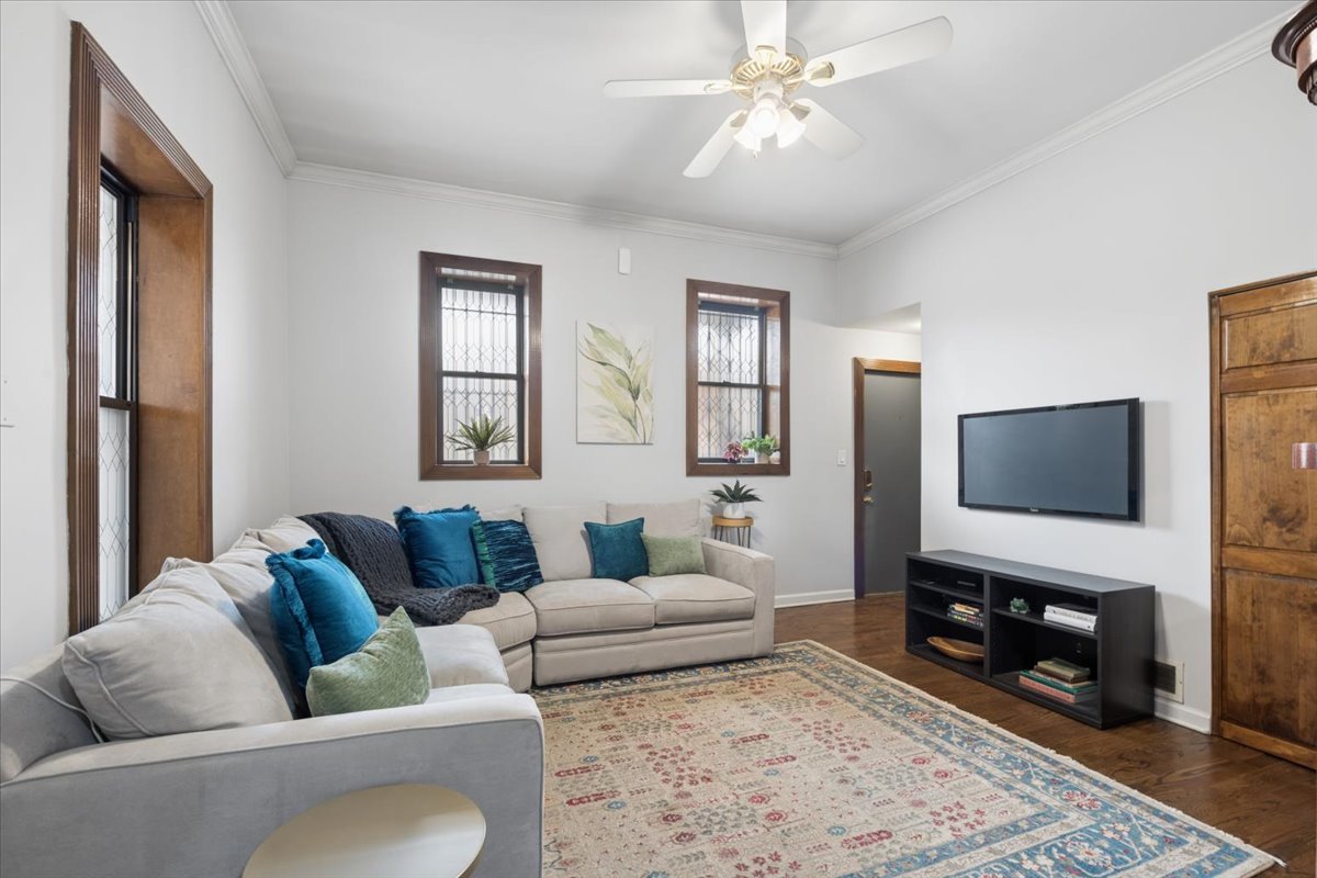 4028 North Sheridan Road, Unit 1R Chicago, IL 60613 - Photo 2 of 15 a living room with furniture and a flat screen tv