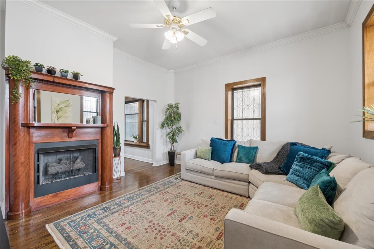 4028 North Sheridan Road, Unit 1R Chicago, IL 60613 - Photo 3 of 15 a living room with furniture and a fireplace