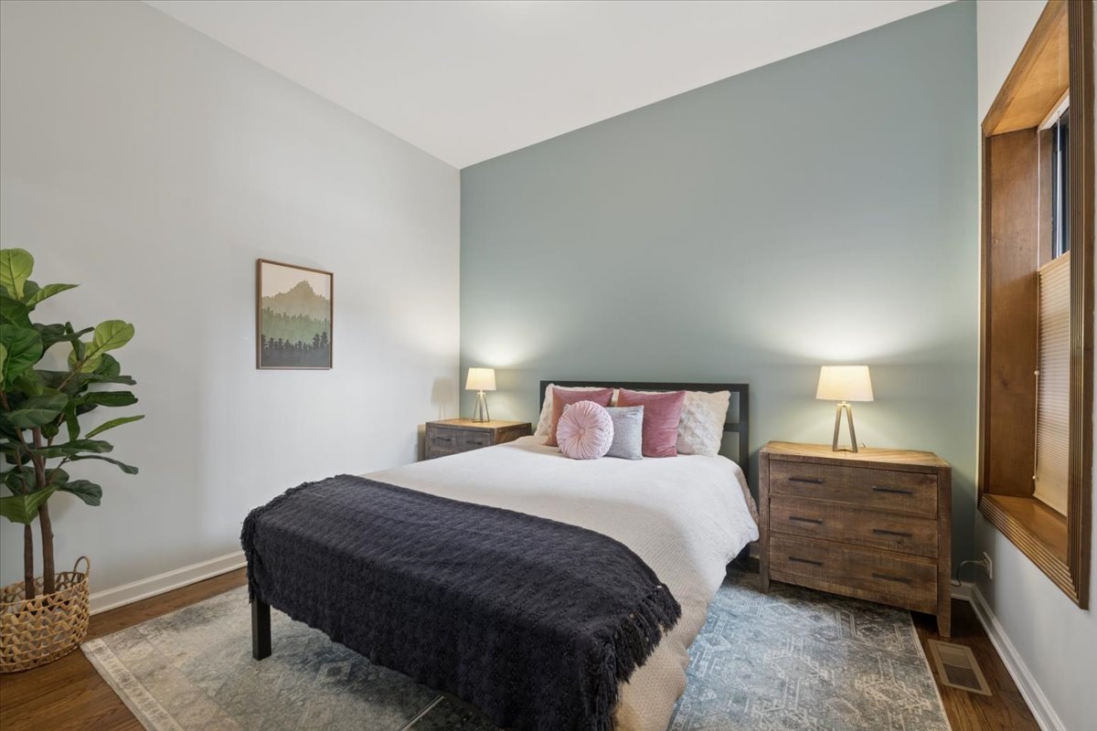4028 North Sheridan Road, Unit 1R Chicago, IL 60613 - Photo 8 of 15 a bedroom with a bed and a potted plant