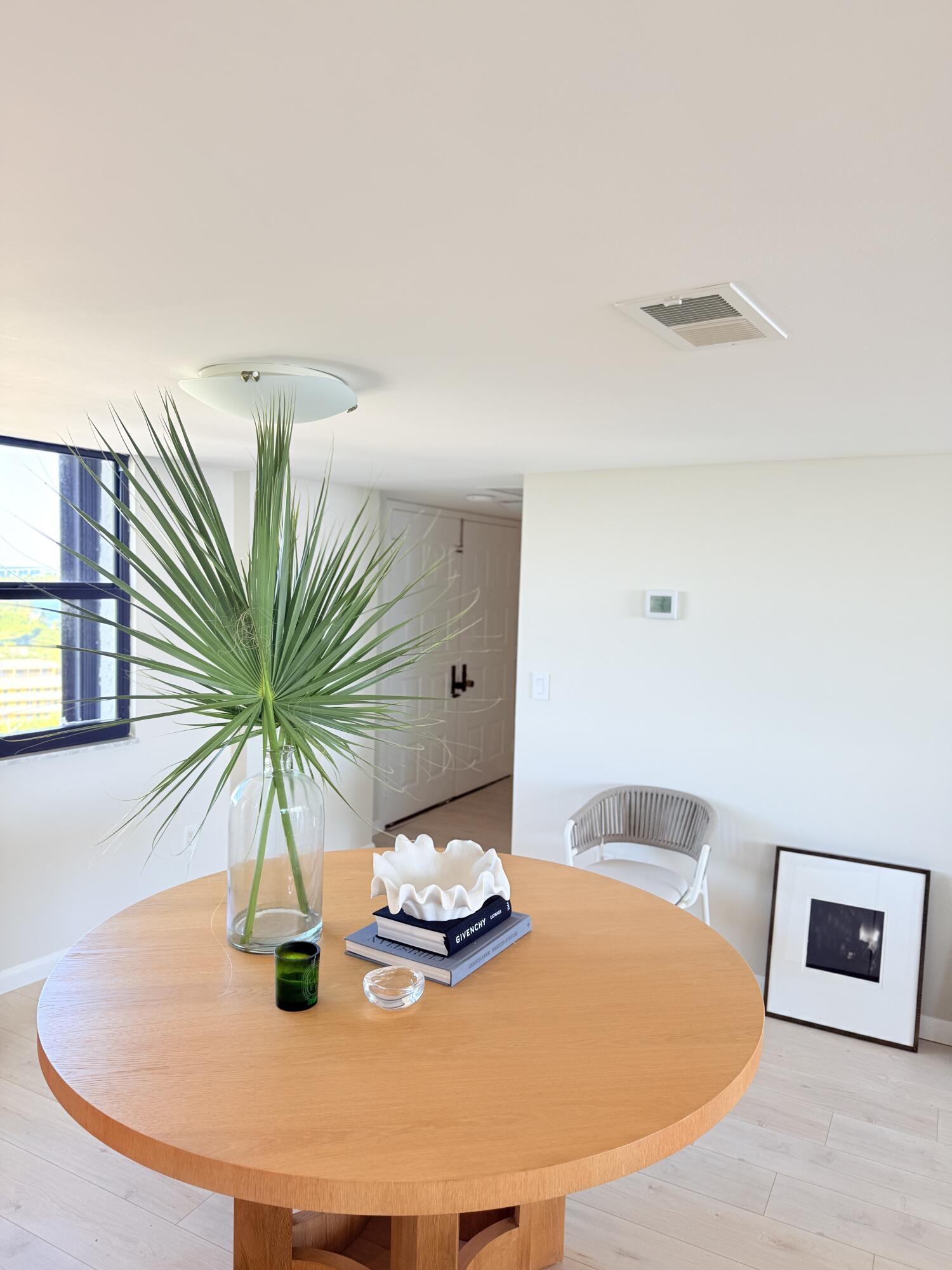 5200 North Flagler Drive, Unit 1406 West Palm Beach, FL 33407 - Photo 5 of 31 a dining room with furniture and a potted plant