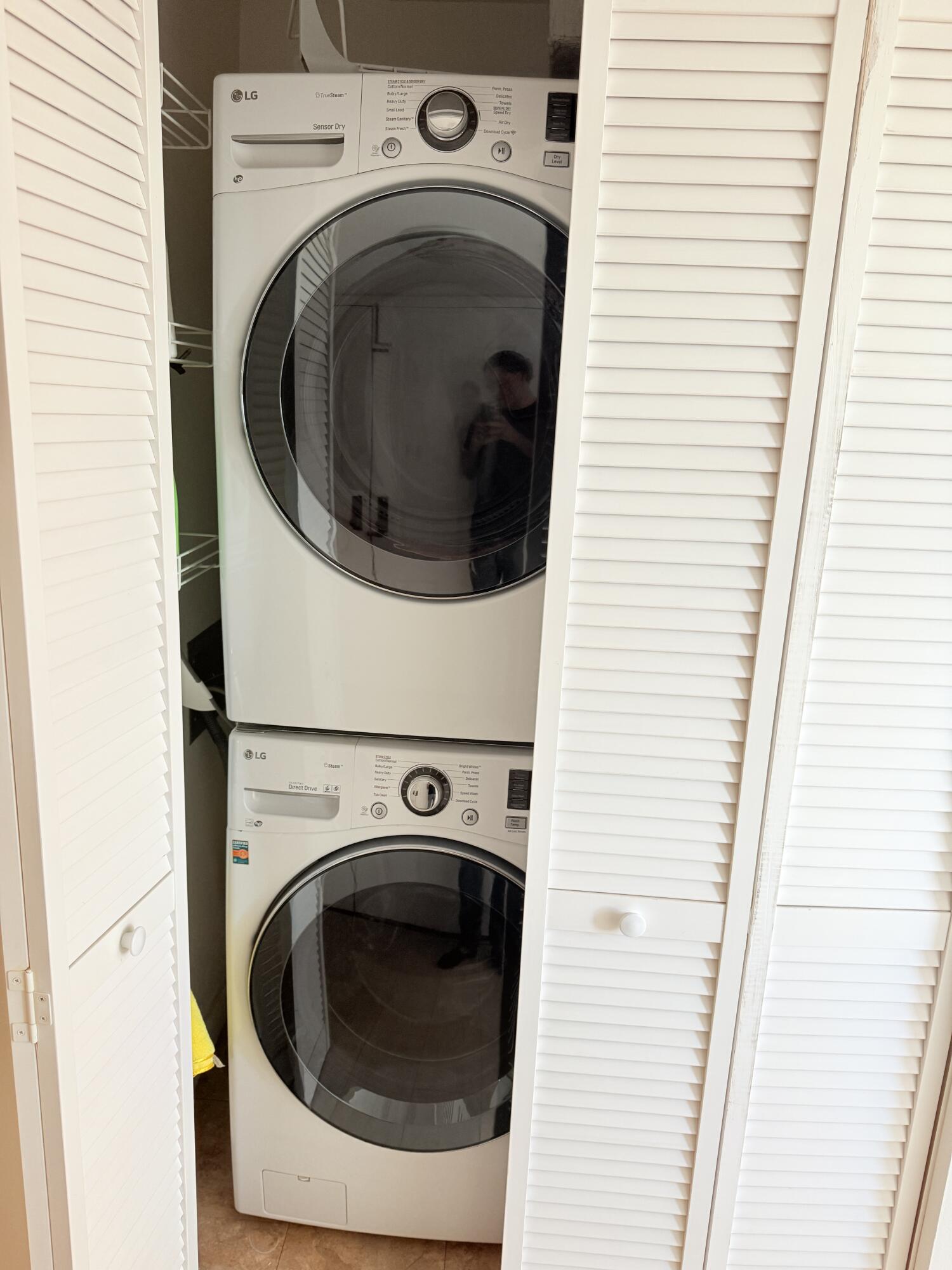 5200 North Flagler Drive, Unit 1406 West Palm Beach, FL 33407 - Photo 7 of 31 a utility room with dryer and washer