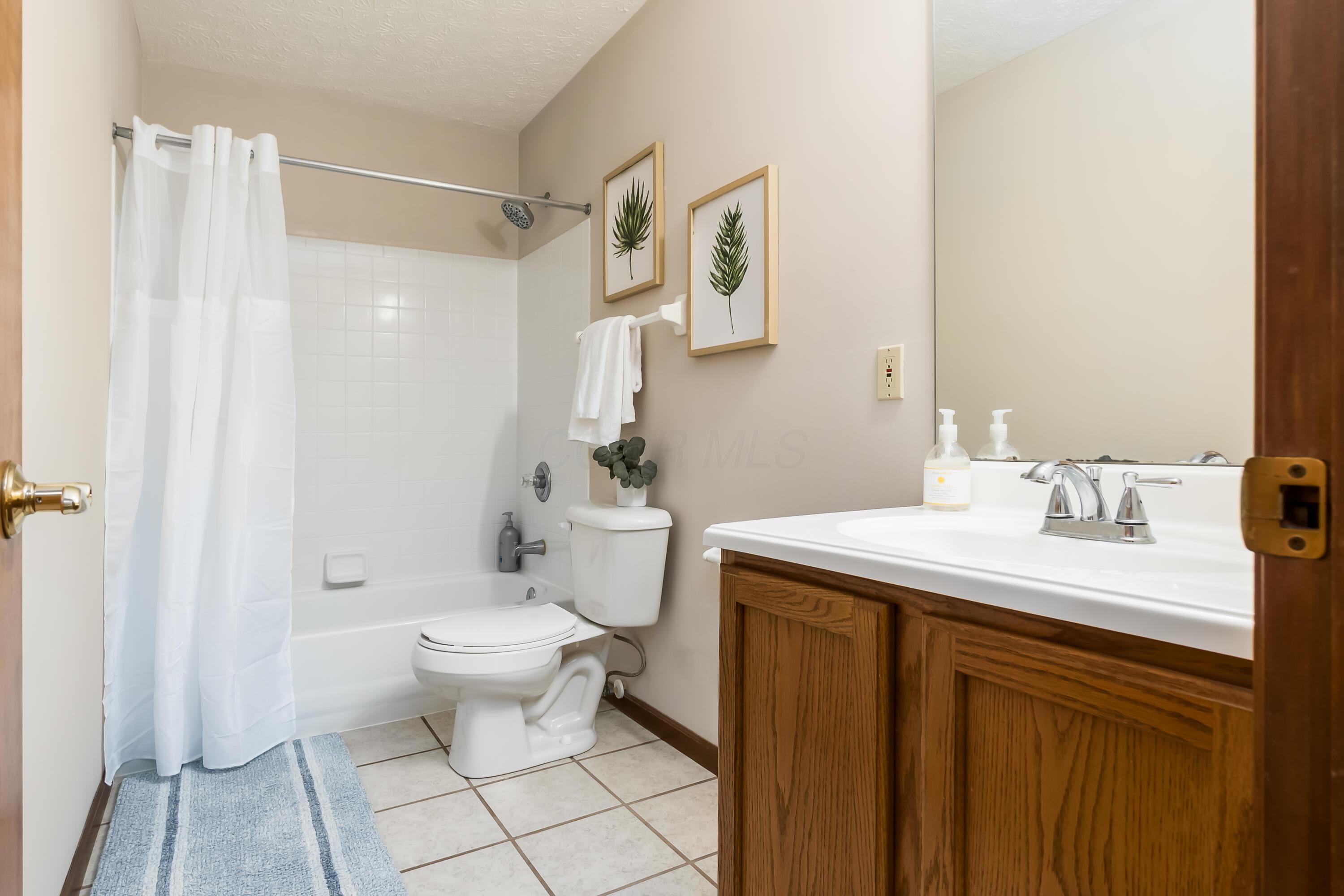 5839 Castleknock Road Dublin, OH 43016 - Photo 35 of 47 Second floor full bath