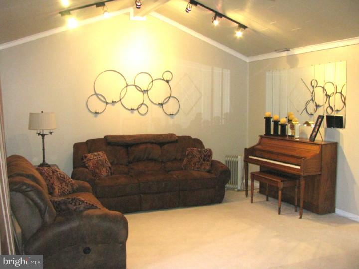 9 Croyden Road Newark, DE 19702 - Photo 11 of 25 Family Room