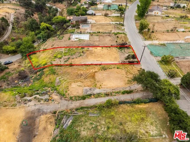 a view of residential houses with outdoor space