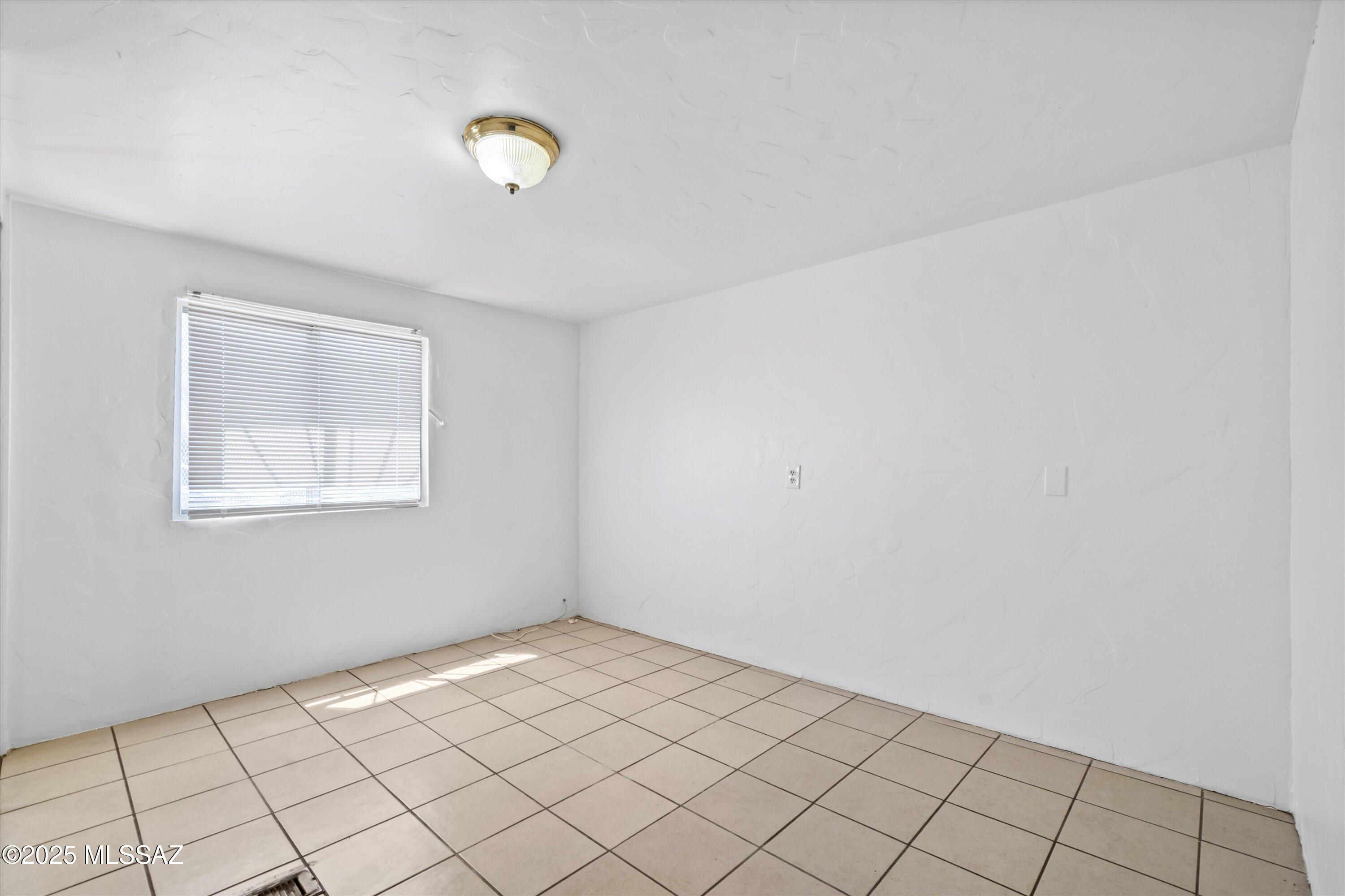 1227 East Ginter Road Tucson, AZ 85706 - Photo 17 of 18 a view of an empty room and window