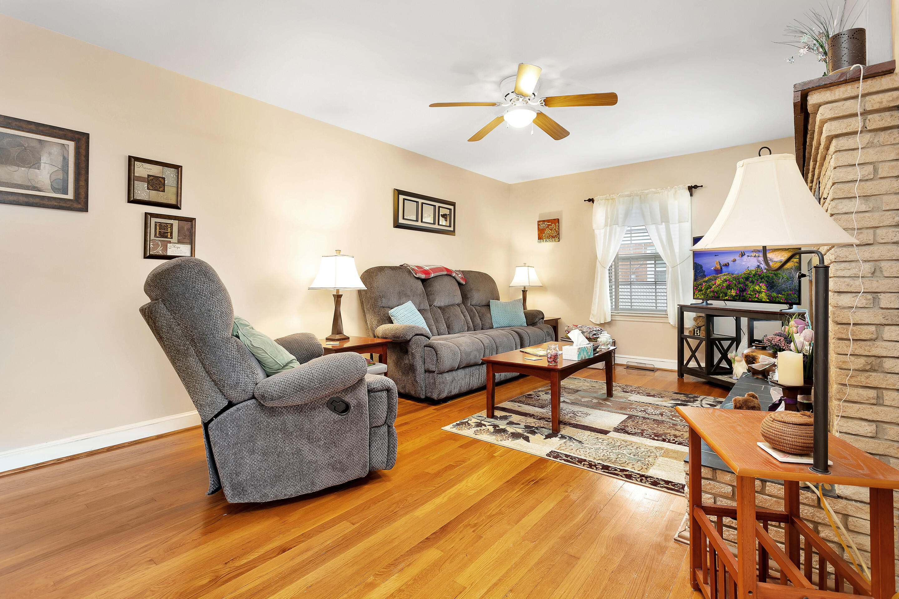 2040 Burma Road Salem, VA 24153 - Photo 5 of 31 Living Room