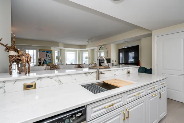 $1,200,000 | 200 Lake Street, Unit 3B, St. Joseph, MI 49085