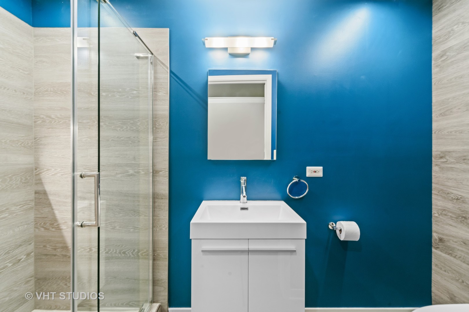 26 North May Street, Unit 322 Chicago, IL 60607 - Photo 28 of 31 a bathroom with a sink and mirror