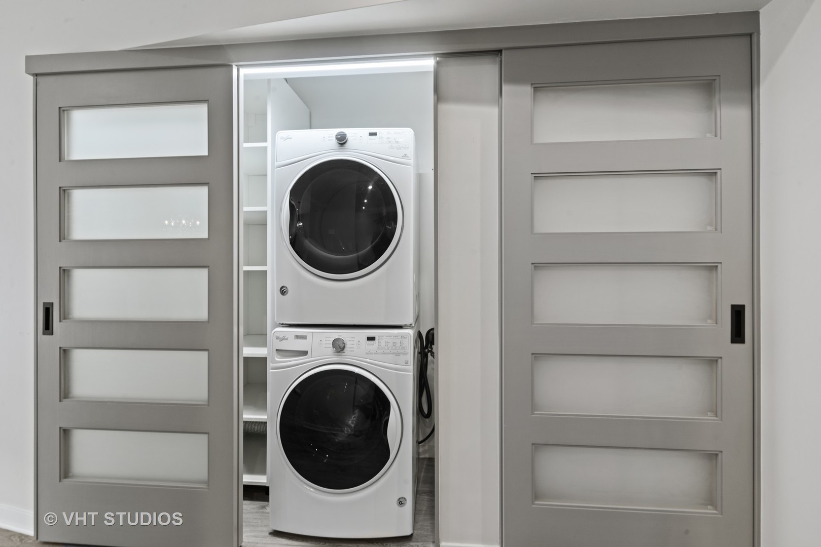 26 North May Street, Unit 322 Chicago, IL 60607 - Photo 29 of 31 a utility room with dryer and washer