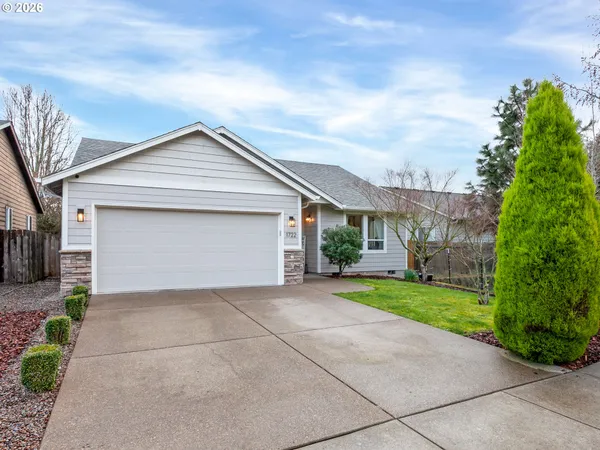 a front view of house with garage and yard