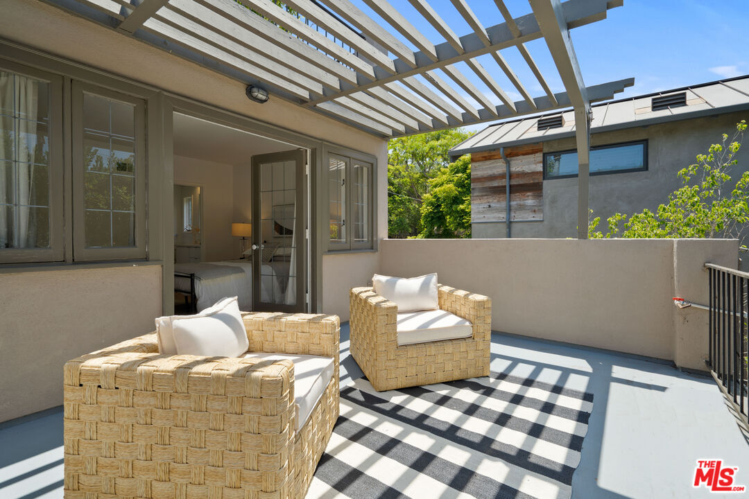 373 Mesa Road Santa Monica, CA 90402 - Photo 13 of 25 a living room with furniture and a rug