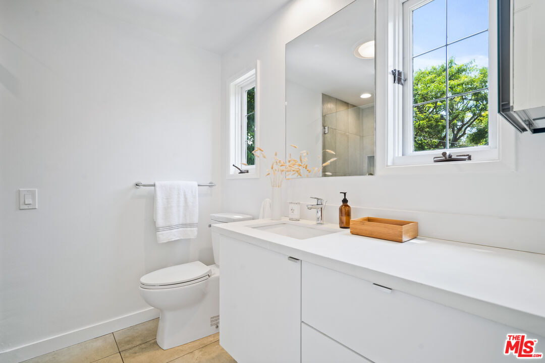 373 Mesa Road Santa Monica, CA 90402 - Photo 14 of 25 a bathroom with a toilet sink and mirror