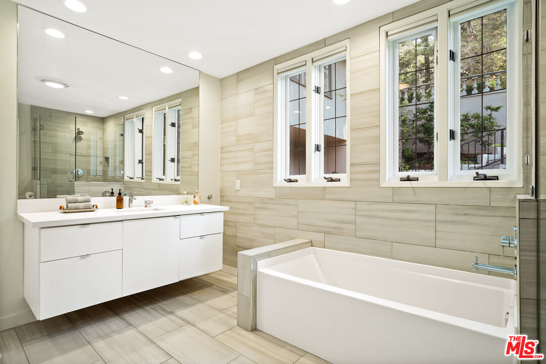 373 Mesa Road Santa Monica, CA 90402 - Photo 16 of 25 a bathroom with a bathtub a sink a mirror and a shower