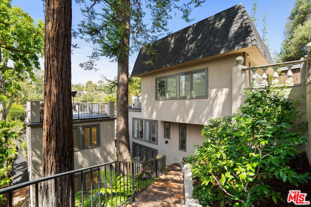 373 Mesa Road Santa Monica, CA 90402 - Photo 2 of 25 a view of a house with brick walls