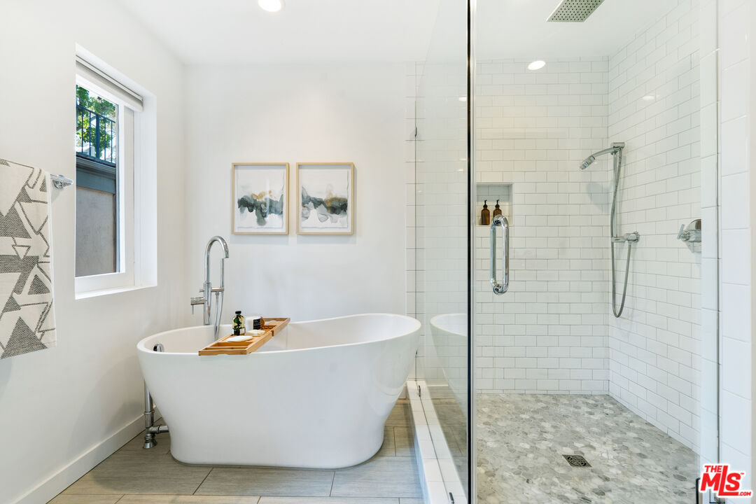 373 Mesa Road Santa Monica, CA 90402 - Photo 21 of 25 a view of a bathtub in a bathroom