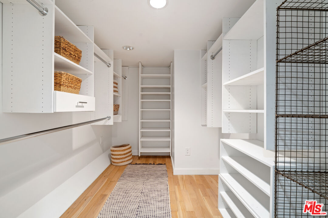 373 Mesa Road Santa Monica, CA 90402 - Photo 22 of 25 a bathroom with a bathtub and a shower