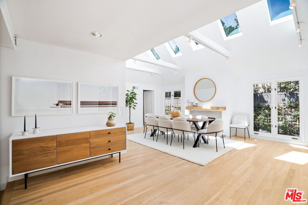 373 Mesa Road Santa Monica, CA 90402 - Photo 4 of 25 a living room with furniture