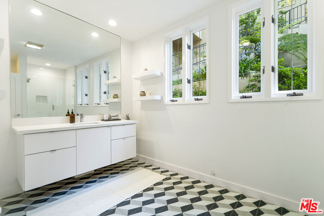373 Mesa Road Santa Monica, CA 90402 - Photo 10 of 25 a bathroom with a sink mirror and a bathtub