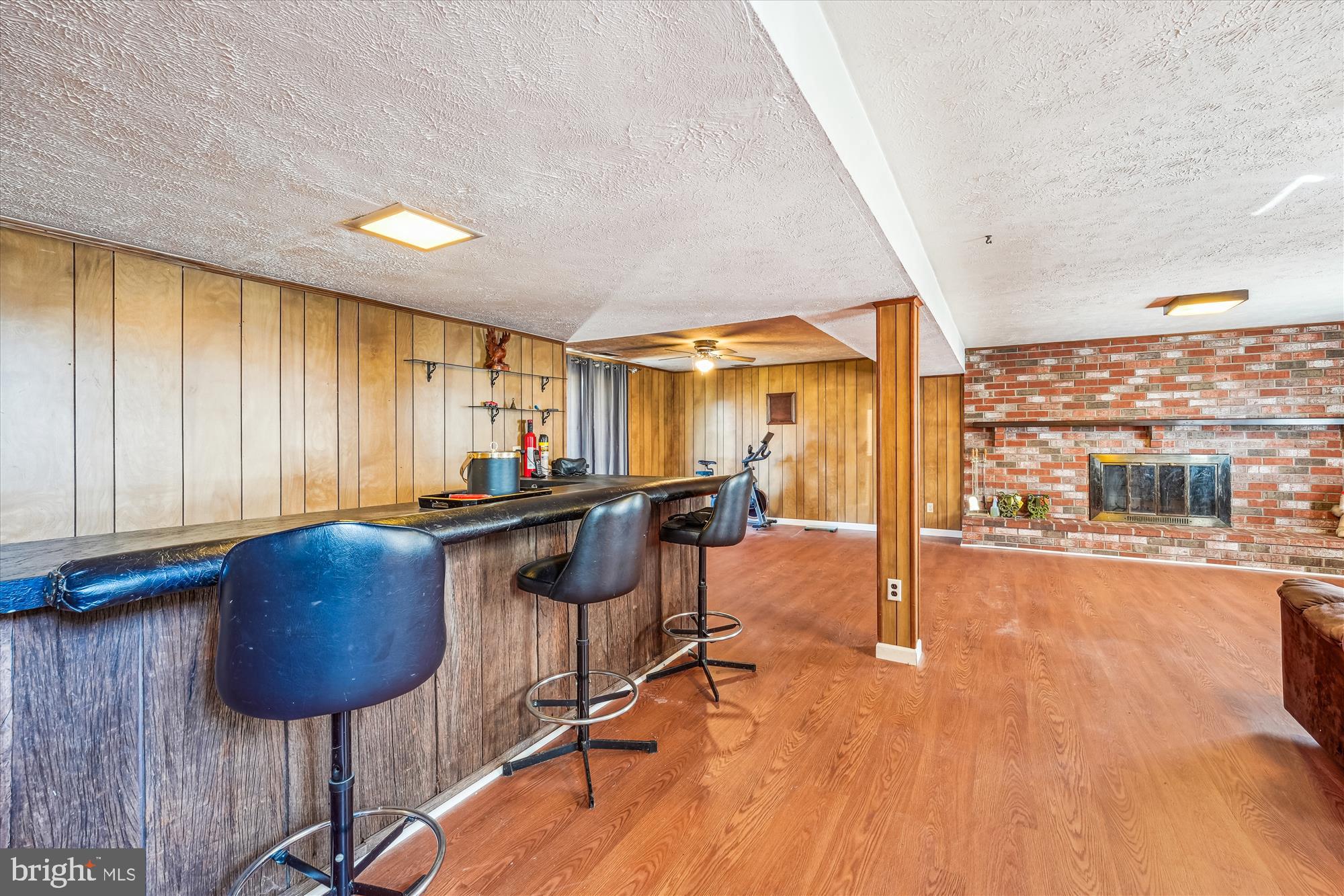 11802 Thrift Road Clinton, MD 20735 - Photo 22 of 28 Interior Rec room & Bar Area