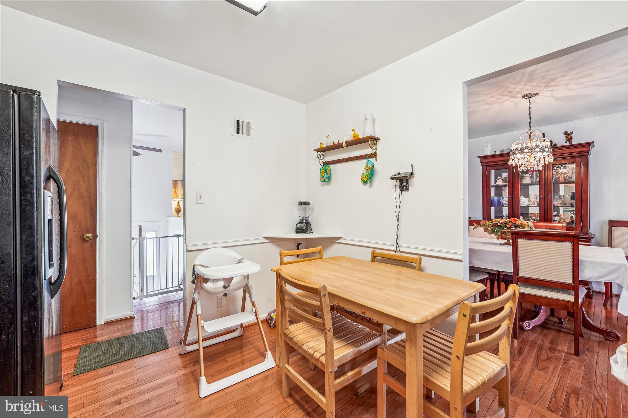 11802 Thrift Road Clinton, MD 20735 - Photo 4 of 28 Main Level Breakfast Area