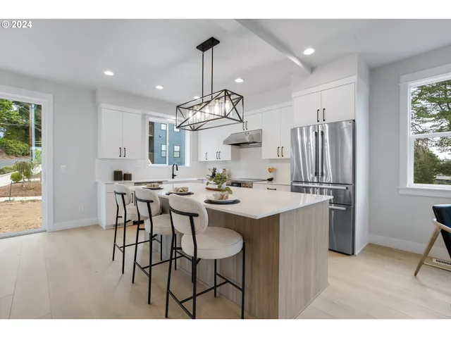 $924,860 | 6022 Southwest 18th Drive, Portland, OR 97239